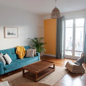 Spacieux Avec Balcon Et Parking Apartamento